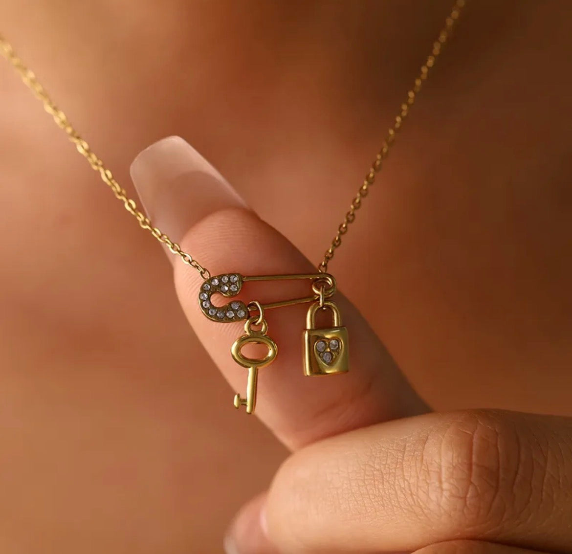 MIA NECKLACE